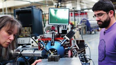 Marquage au sol des zones réglementées, signalisations lumineuses et sonores, lourdes portes blindées... le C2RMF a mis en place différents dispositifs pour assurer la radioprotection de ses collaborateurs et du public.
