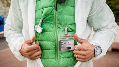 Lors de l’enlèvement d’un paratonnerre, cet opérateur porte quatre dosimètres : un passif, un opérationnel, un bracelet et une bague.